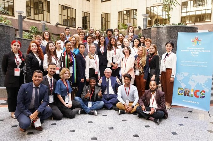 Vice-Ministro dos Negócios Estrangeiros da Rússia, Sergey, reuniu-se com os participantes da Escola Internacional do BRICS,